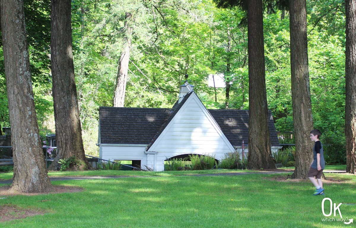 Visiting Bonneville Fish Hatchery in Oregon OK Which Way
